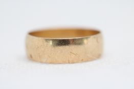 9ct gents Gold wedding band Weight 2.6g Size P