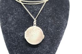 9ct Gold chain & photo pendant Weight 8.4g