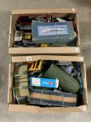 LARGE QUANTITY OF OO GAUGE TRAINS, CARRIAGES AND BUILDINGS AND ACCESSORIES