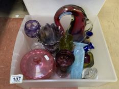 MIXED VINTAGE ART GLASS INCLUDES VASES AND ORNAMENTS