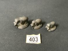 A SET OF THREE BRONZE ELEPHANT WEIGHTS, LARGEST LENGTH 5CM