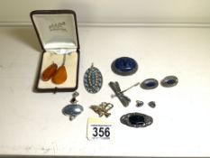 A QUANTITY OF COSTUME JEWELLERY, SOME SILVER, INCLUDING; BROOCHES, PENDANTS AND MORE, SOME SET