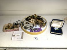 MIXED VINTAGE COSTUME JEWELLERY