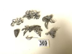 A QUANTITY OF BROOCHES, ONE STAMPED 'SILVER'