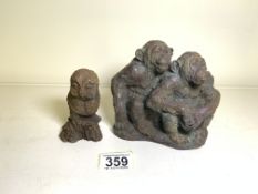 A CAST METAL SCULPTURE OF TWO CHIMPS, SIGNED TO REVERSE, LENGTH 14CM AND A CAST METAL SCULPTURE OF