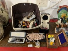 QUANTITY OF VINTAGE COSTUME JEWELLERY