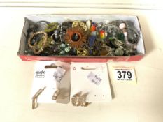 A QUANTITY OF COSTUME JEWELLERY, INCLUDING; EARRINGS, BROOCHES AND MORE