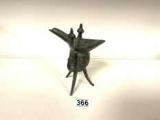 A CHINESE BRONZE JUE / RITUAL WINE VESSEL, ON THREE LEGS, HEIGHT 16CM