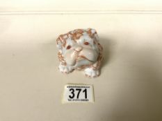 A CHINESE CERAMIC MODEL OF A DOG, CHARACTER MARK TO BASE, PAINTED WITH FOLIATE SCROLLS, HEIGHT 7CM