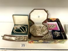 A QUANTITY OF VINTAGE PEARL NECKLACES AND EARRINGS