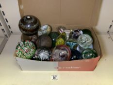QUANTITY OF VINTAGE ART GLASS PAPERWEIGHTS, C-G, LANGHAM, AND MORE