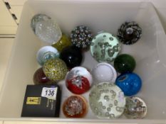 QUANTITY OF ART GLASS PAPERWEIGHTS, INCLUDES DARTINGTON AND LANGHAM AND MORE