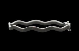 A white gold hinged bangle