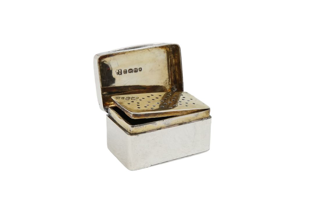 A William IV silver vinaigrette - Image 2 of 16