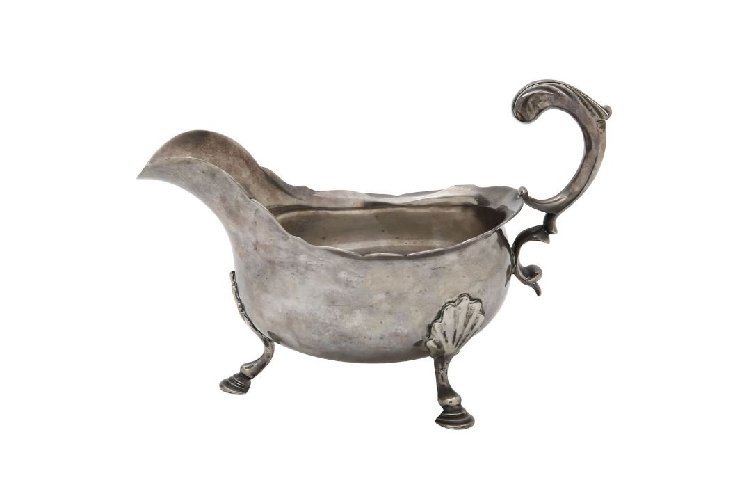 A George II silver sauceboat - Image 1 of 2
