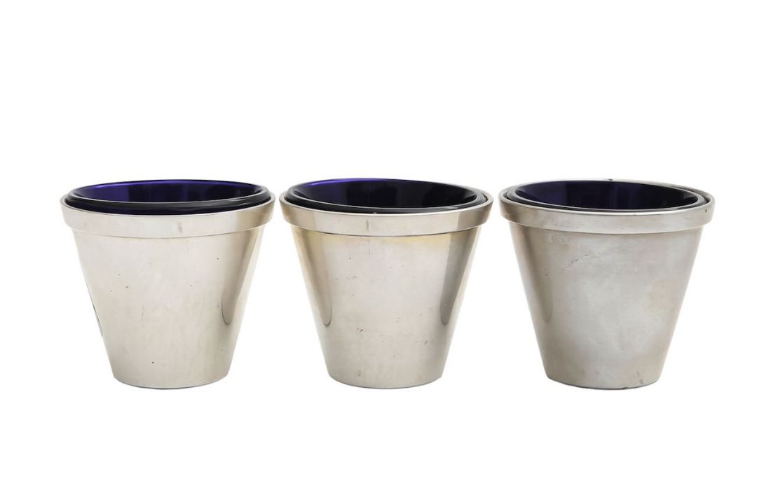 A set of three silver measuring cups - Image 1 of 3