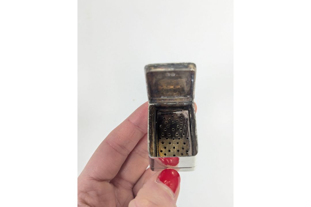 A William IV silver vinaigrette - Image 10 of 16