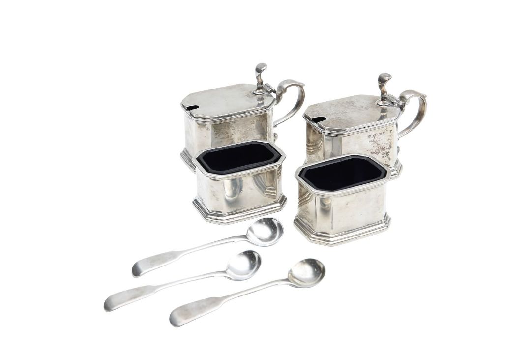 A George V silver four piece cruet set and spoons - Image 1 of 2