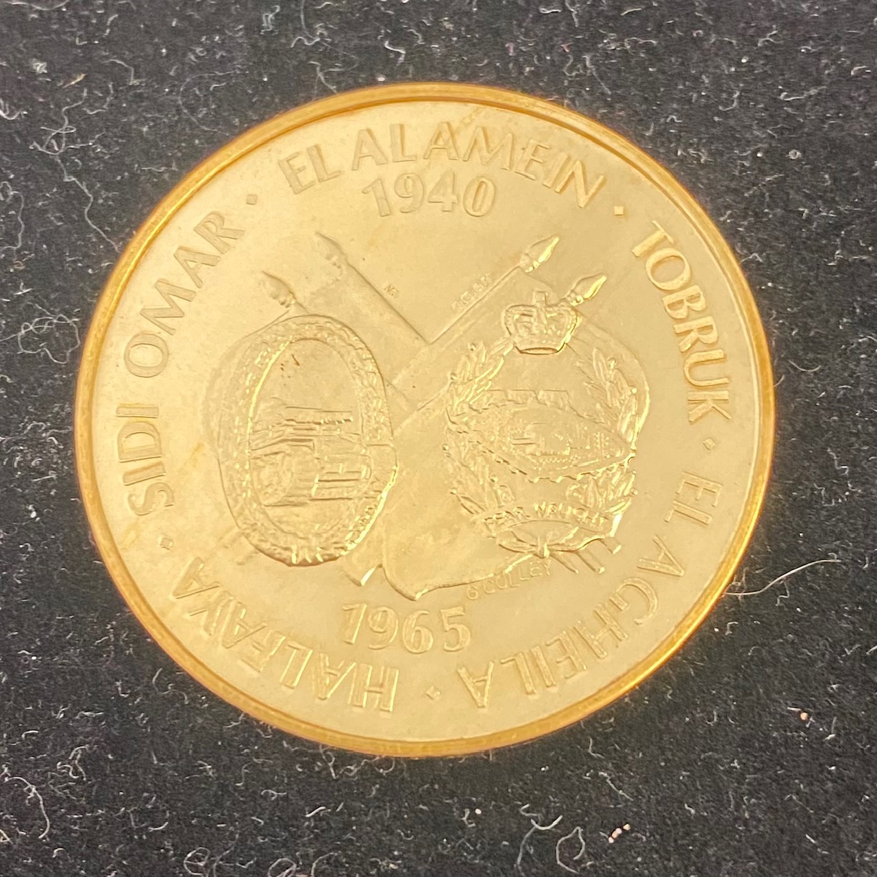 An 18ct gold 25 Anniversary Desert War Commemorative medal set - Image 3 of 3