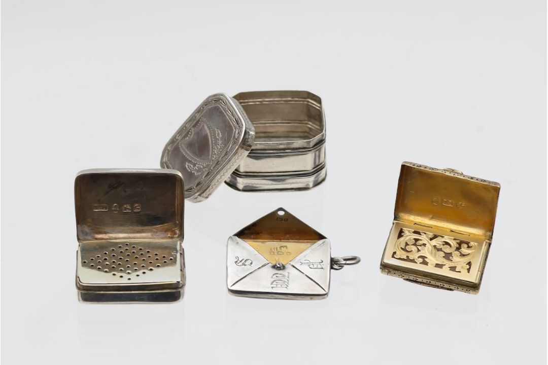 A silver nutmeg grater, two vinaigrettes, and a stamp box - Image 2 of 2