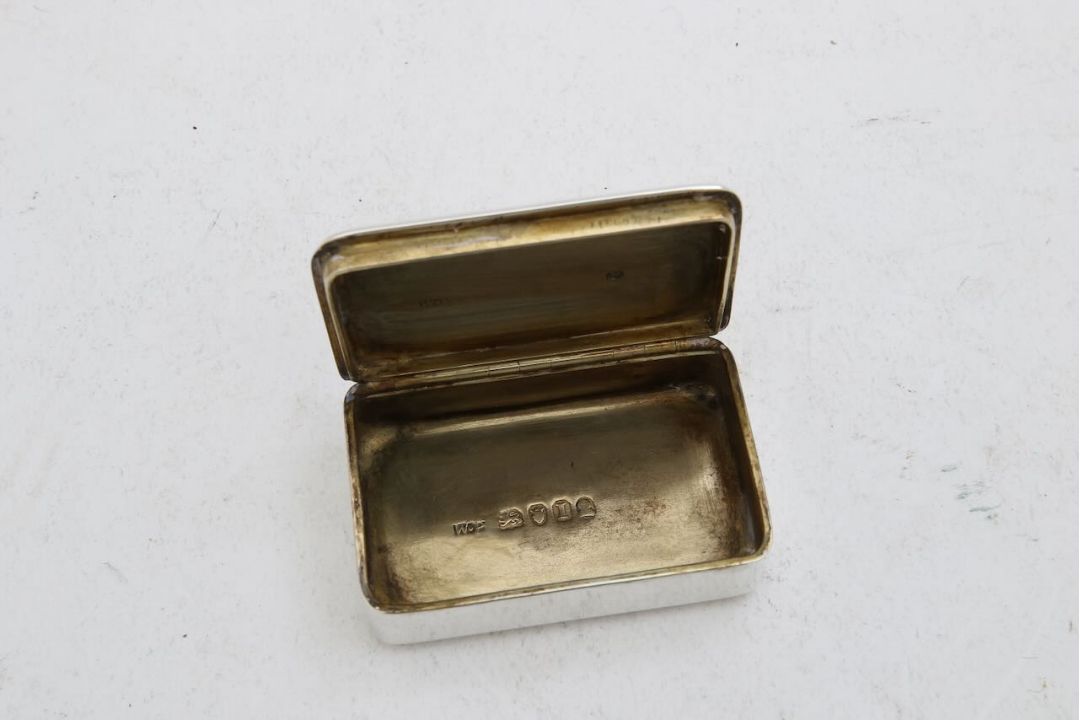 A George III silver snuffbox - Image 3 of 3