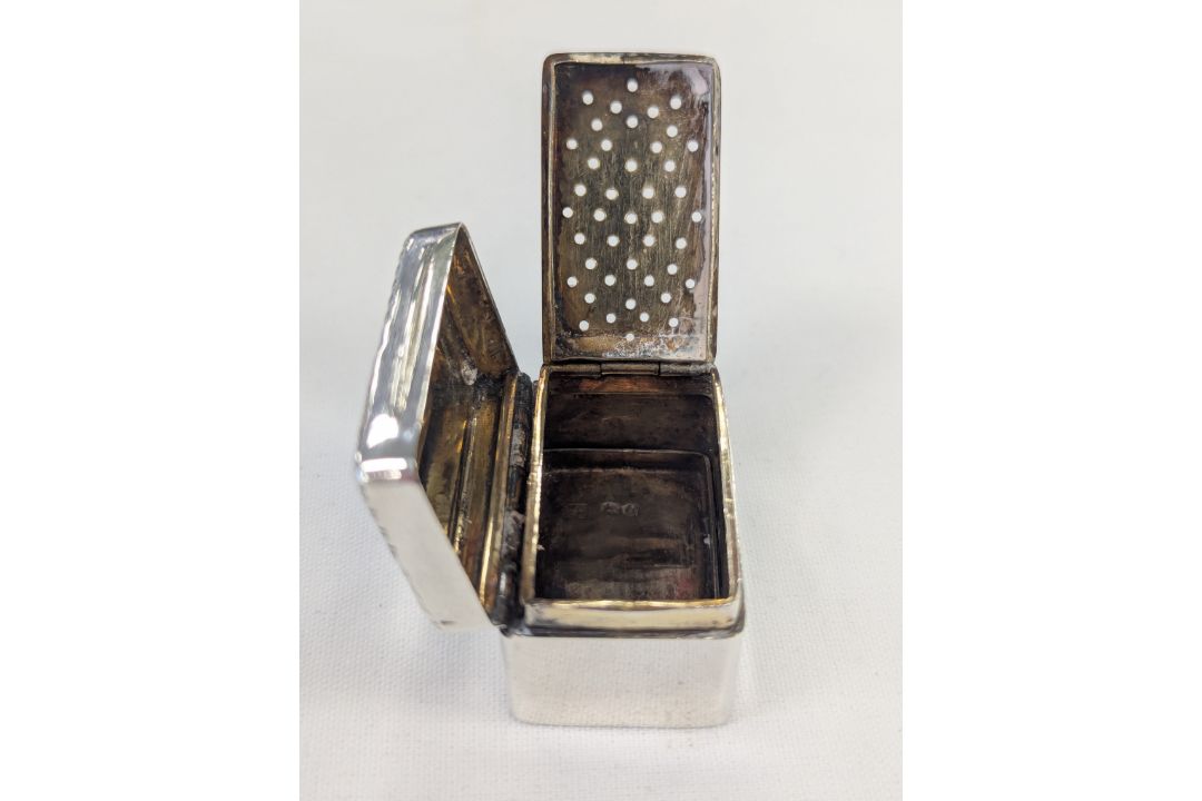 A William IV silver vinaigrette - Image 16 of 16