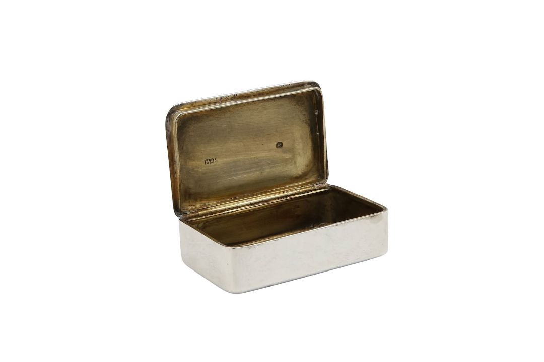 A George III silver snuffbox - Image 2 of 3