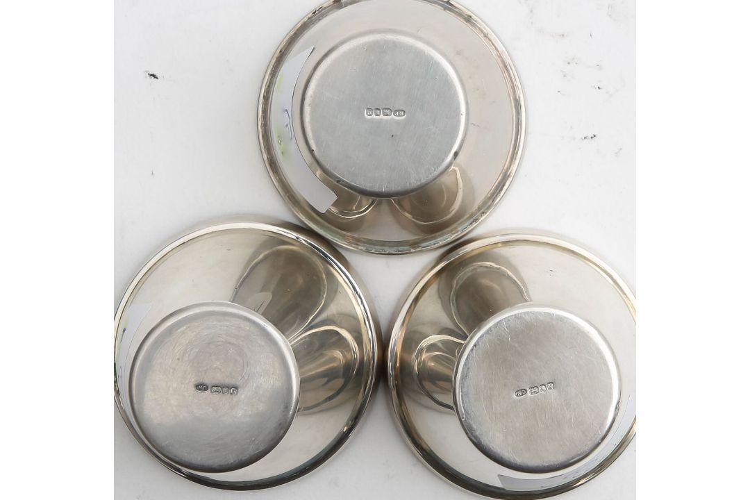 A set of three silver measuring cups - Image 2 of 3
