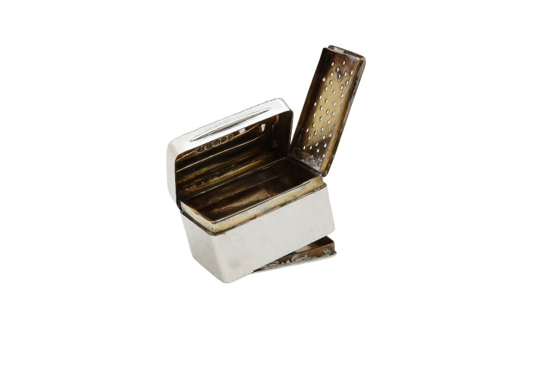 A William IV silver vinaigrette - Image 3 of 16