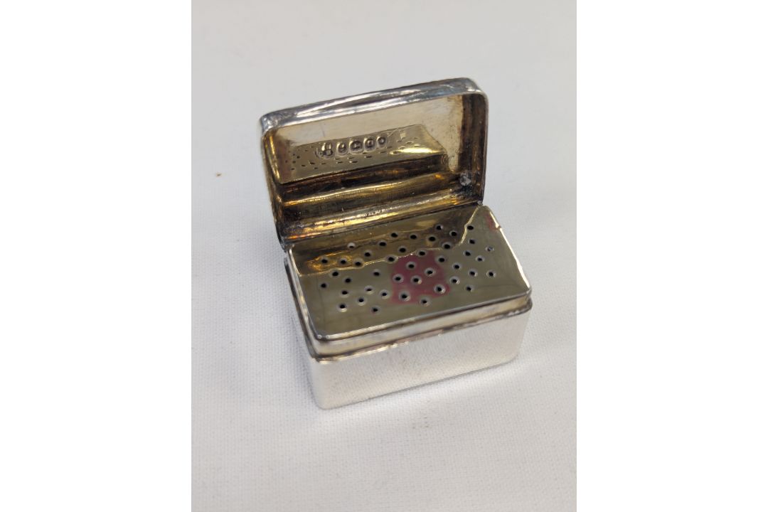 A William IV silver vinaigrette - Image 13 of 16