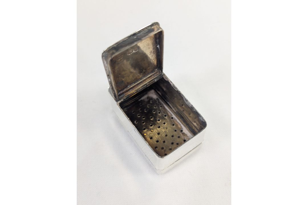 A William IV silver vinaigrette - Image 11 of 16