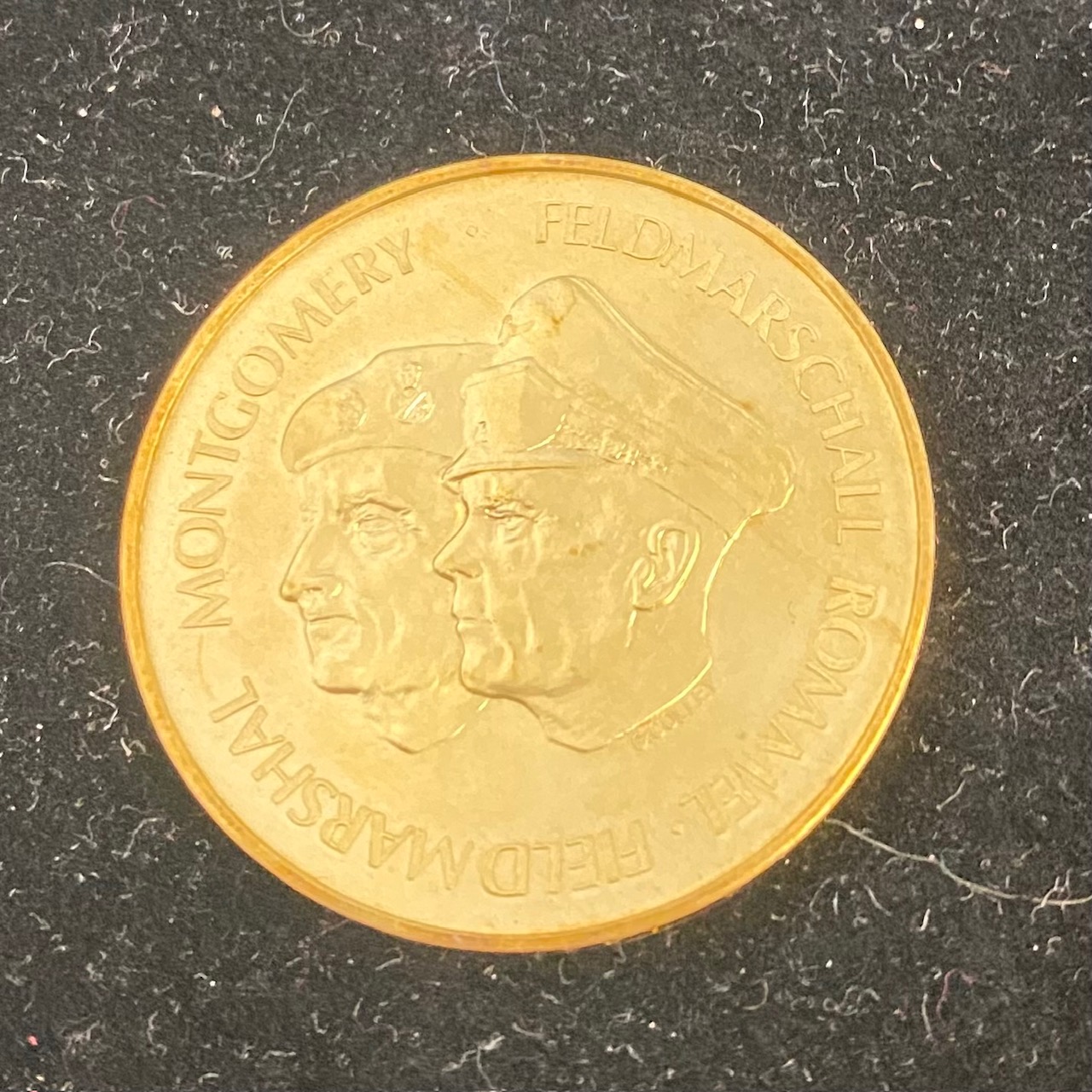 An 18ct gold 25 Anniversary Desert War Commemorative medal set - Image 2 of 3