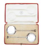 A cased pair of Carrington & Co silver seal top spoons