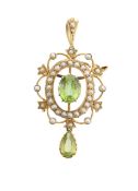 An Edwardian 15ct gold, peridot and seed pearl pendant