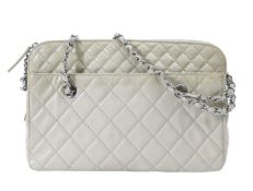 A Chanel cream leather shoulder bag