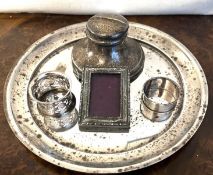 SILVER CAPSTAN INKWELL (AT FAULT), SILVER PHOTO FRAME AND TWO SILVER NAPKIN RINGS, PLUS PLATED TRAY