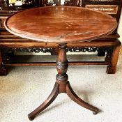 MAHOGANY CIRCULAR TABLE UPON TRIPOD SUPPORT, APPROX 60cm DIAMETER AND 75cm HIGH