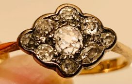 18ct GOLD RING SET WITH ONE DIAMOND APPROX 0.2ct AND EIGHT DIAMONDS APPROX 015ct, SIZE P+, TOTAL