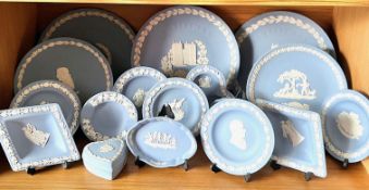 SEVENTEEN PIECES OF WEDGWOOD INCLUDING CHRISTMAS PLATES
