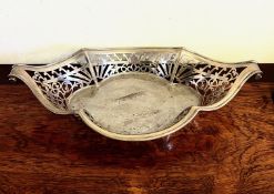 HALLMARKED SILVER PIERCED BREAD BASKET, LONDON, 1906, WEIGHT APPROX 320g