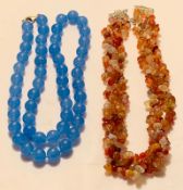 BLUE JADEITE NECKLACE, LENGTH APPROX 32cm, AND A CARNELIAN AGATE NECKLACE, LENGTH APPROX 20cm