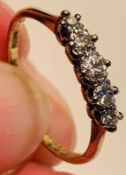 18ct GOLD RING SET WITH ONE DIAMOND APPROX 0.2ct, TWO DIAMONDS APPROX 0.1ct AND TWO DIAMONDS