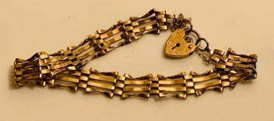 9ct GOLD GATE CHARM BRACELET WITH 9ct GOLD HEART LOCK, APPROX 8cm LENGTH AND 4.6g WEIGHT