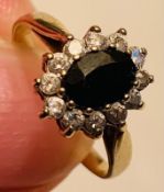 9ct GOLD RING SET WITH ONE LAB GROWN SAPPHIRE APPROX 0.75ct AND TWELVE SMALL CUBIC ZIRCONIAS, SIZE J