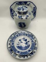 Chinese blue and white ginger jar with damaged cover, ribbed body, six character mark to base 20cm