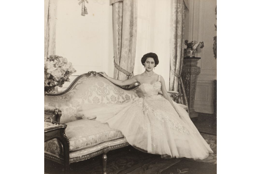 § Cecil Beaton (1904-1980) Princess Margaret, Clarence House, 1956 - Bild 1 aus 3