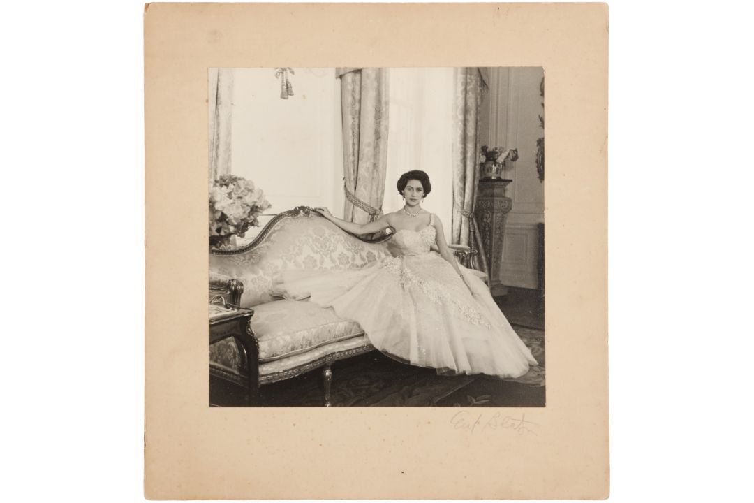 § Cecil Beaton (1904-1980) Princess Margaret, Clarence House, 1956 - Bild 2 aus 3