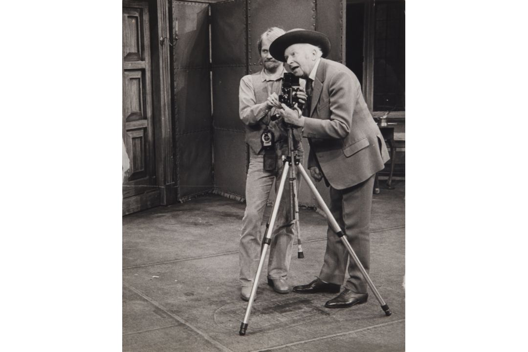 Photographer Unknown (XX) Cecil Beaton on Set, c.1975 - Bild 1 aus 8