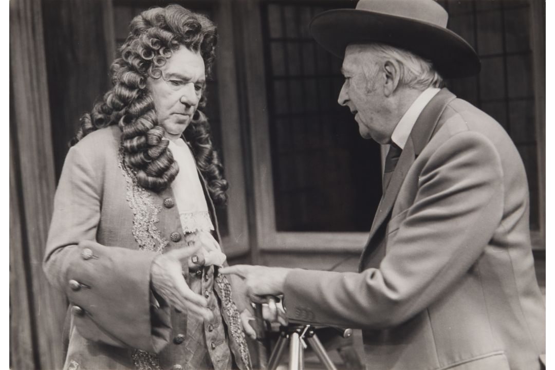 Photographer Unknown (XX) Cecil Beaton on Set, c.1975 - Bild 5 aus 8