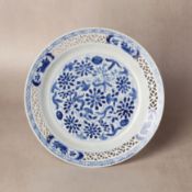 A Chinese blue and white reticulated dish, Qing dynasty, Kangxi period 清康熙 青花鏤空花卉紋盤 | Santos Collect